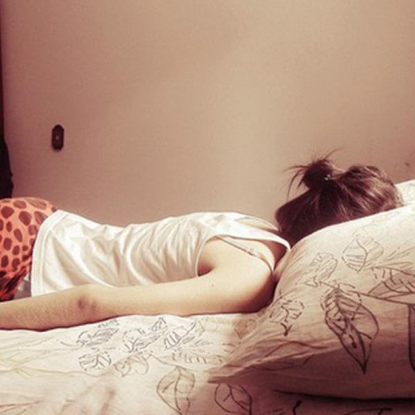 Девушка спит