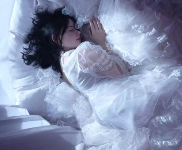 Девушка спит