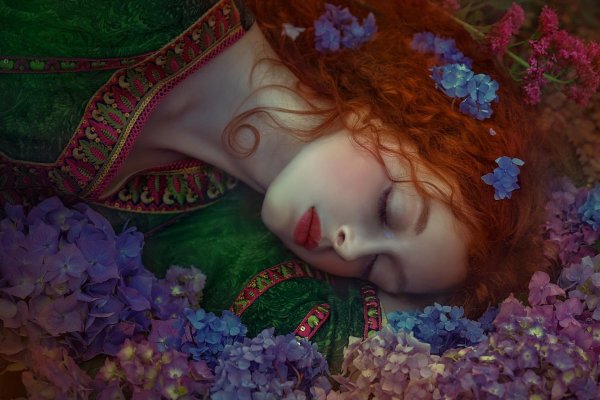 Девушка спит