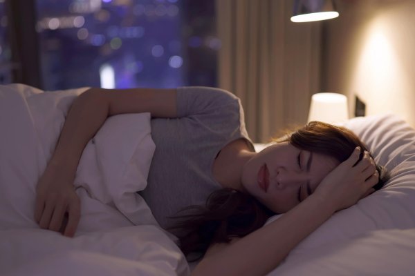 Девушка спит