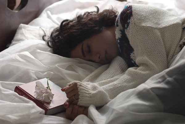 Девушка спит