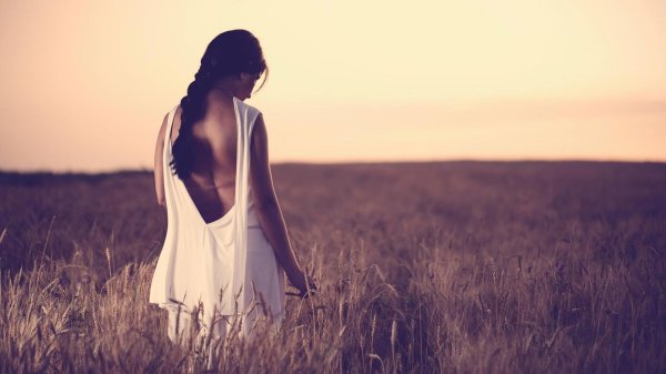 Девушка одинокая