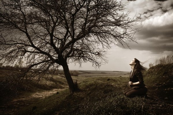 Девушка одинокая