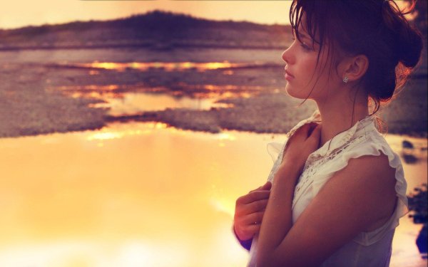 Девушка одинокая