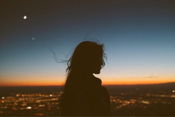 Девушка одинокая