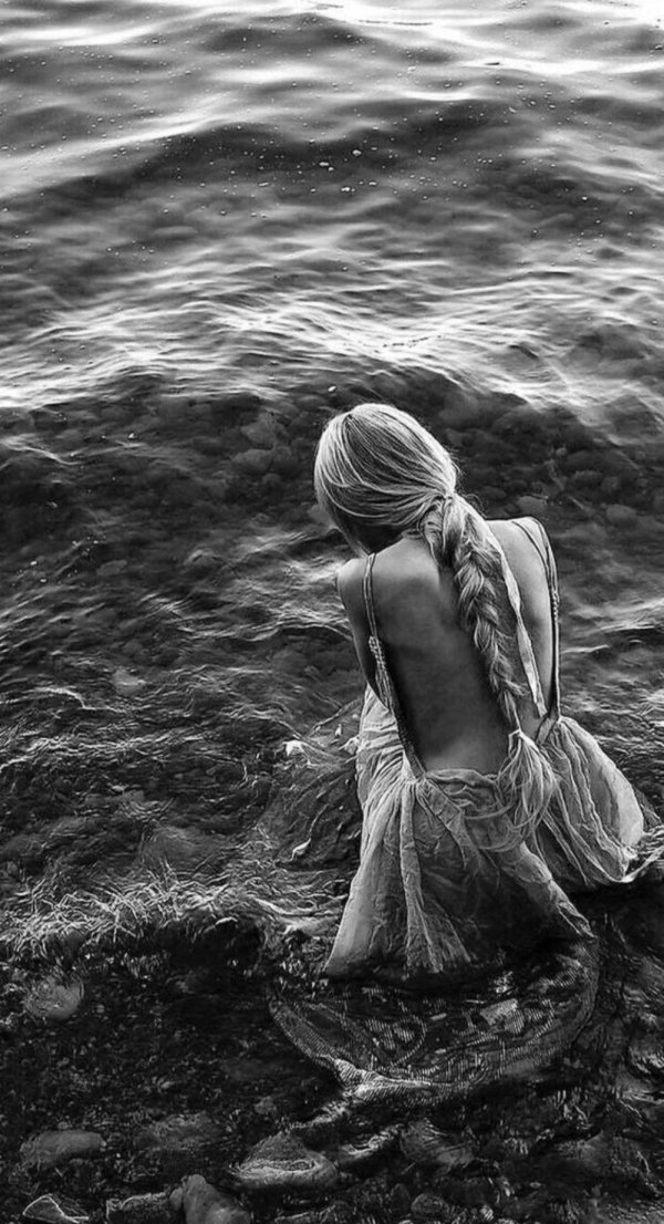 Девушка одинокая