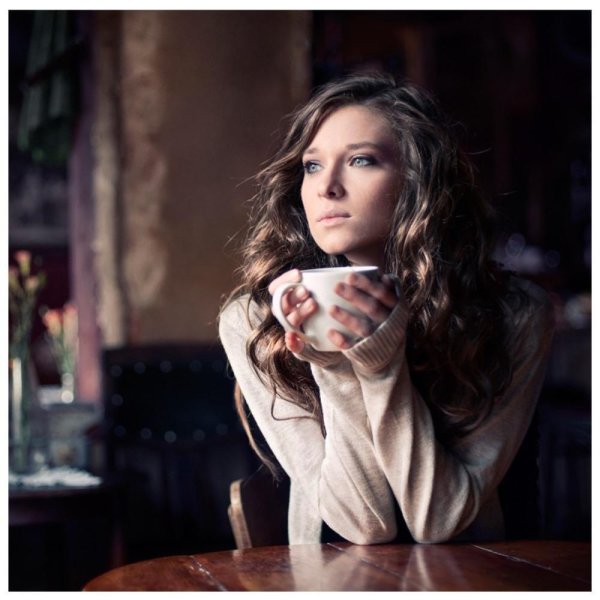 Девушка одинокая