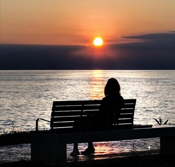 Девушка одинокая