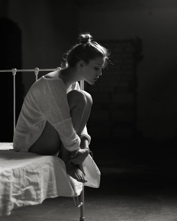 Девушка одинокая