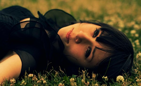 Девушка одинокая