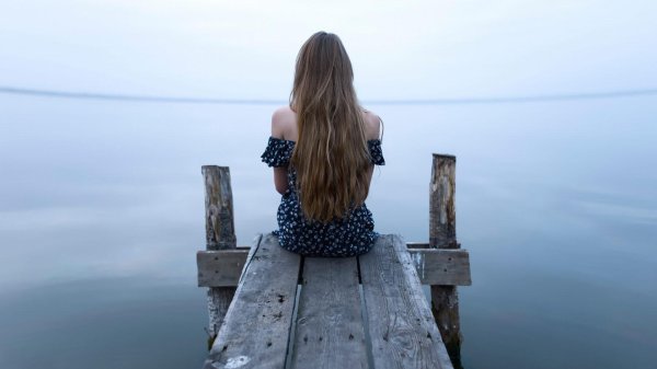 Девушка одинокая