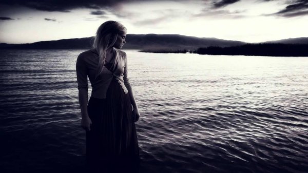 Девушка одинокая