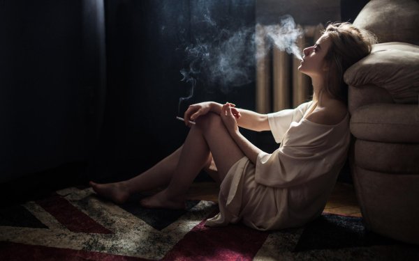 Девушка одинокая