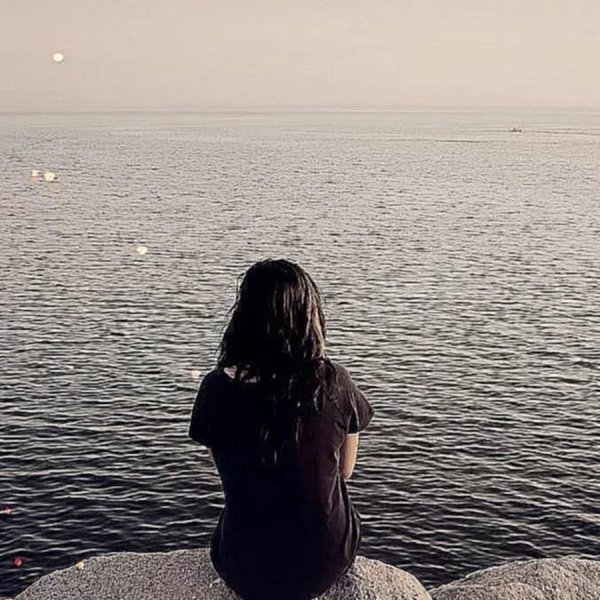 Девушка одинокая