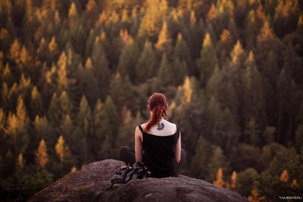 Девушка одинокая