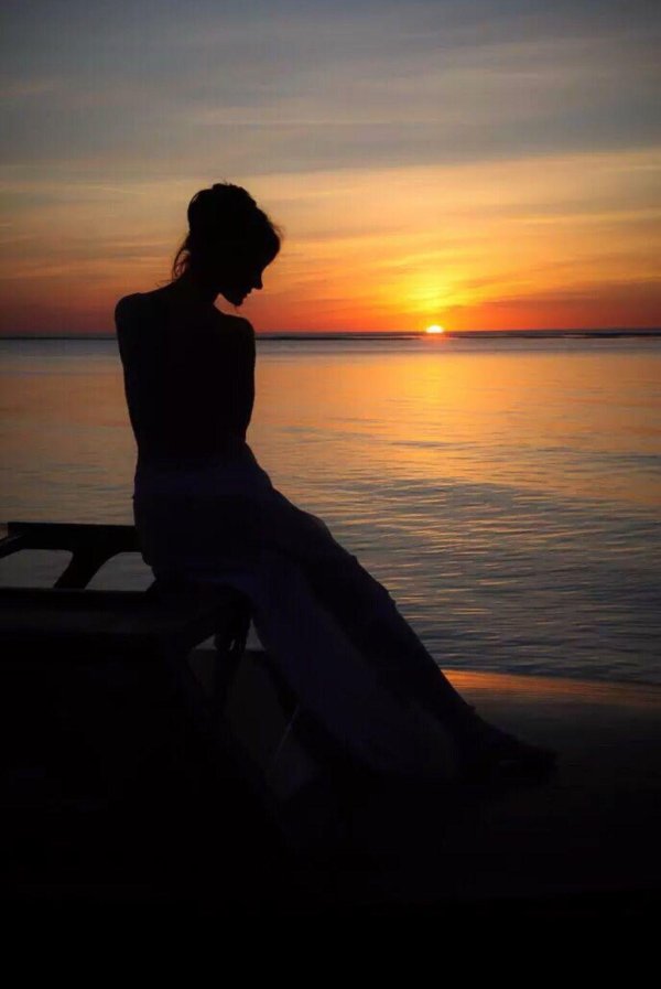 Девушка одинокая