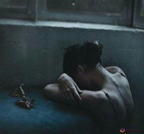 Девушка одинокая