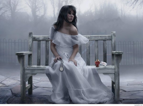 Девушка одинокая