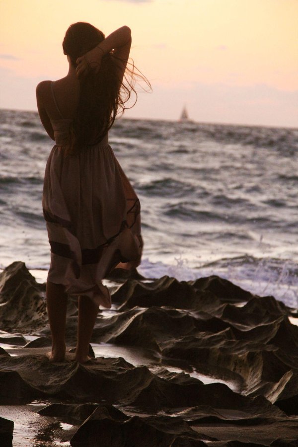 Девушка одинокая