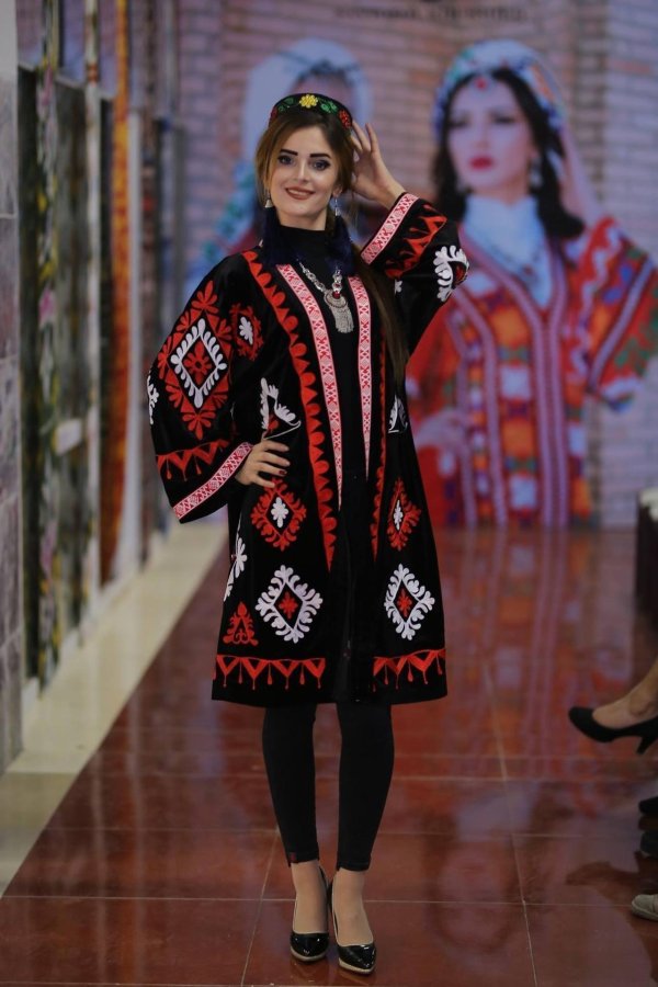 Девушка точик