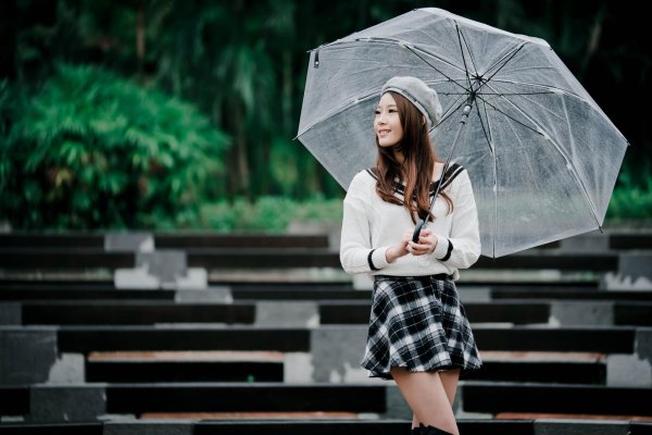 Девушка с зонтом