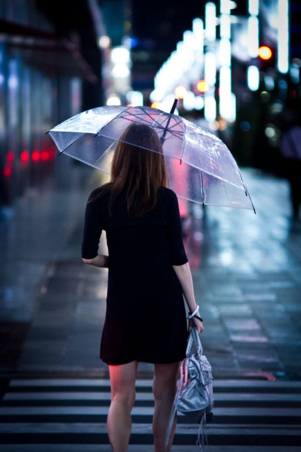 Девушка с зонтом