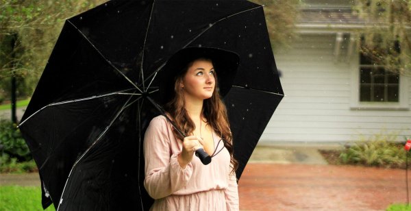 Девушка с зонтом