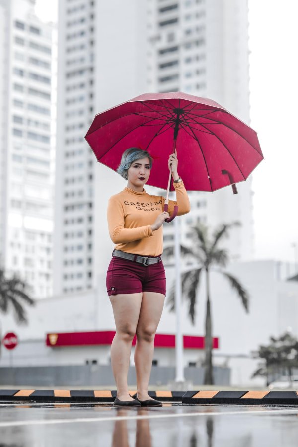 Девушка с зонтом