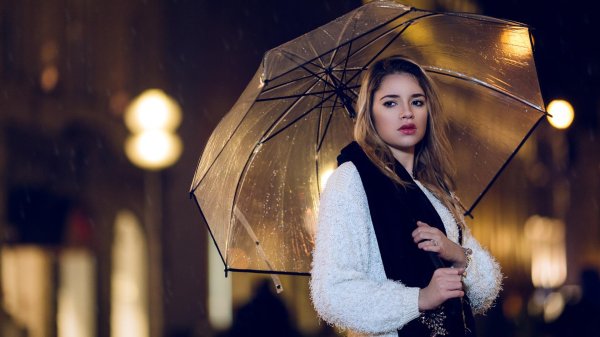 Девушка с зонтом