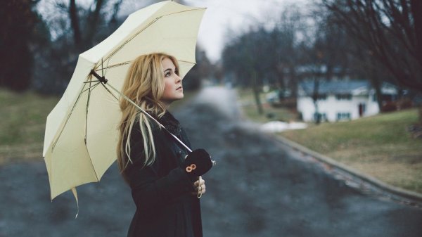 Девушка с зонтом