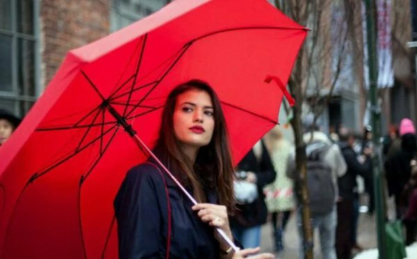 Девушка с зонтом