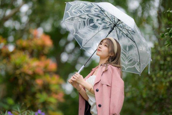 Девушка с зонтом