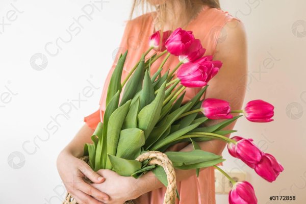 Девушка с тюльпанами