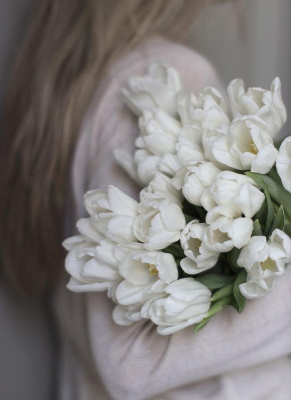 Девушка с тюльпанами