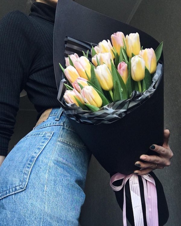 Девушка с тюльпанами