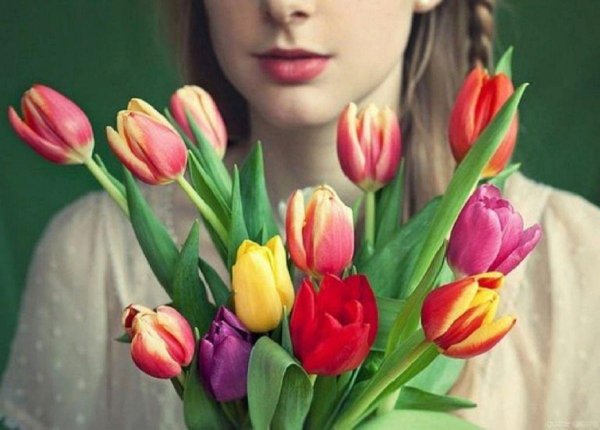 Девушка с тюльпанами