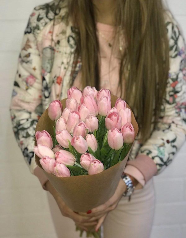 Девушка с тюльпанами