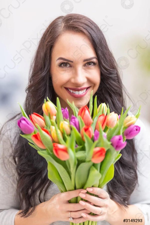 Девушка с тюльпанами