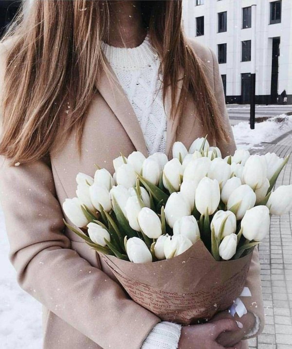 Девушка с тюльпанами