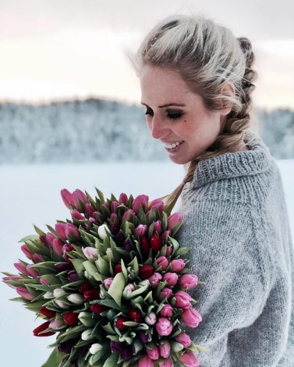 Девушка с тюльпанами