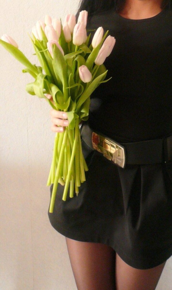 Девушка с тюльпанами