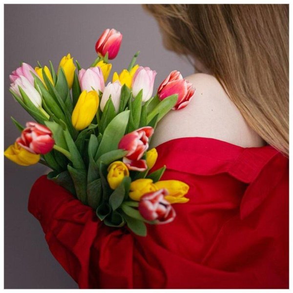 Девушка с тюльпанами