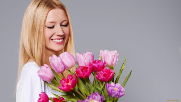 Девушка с тюльпанами