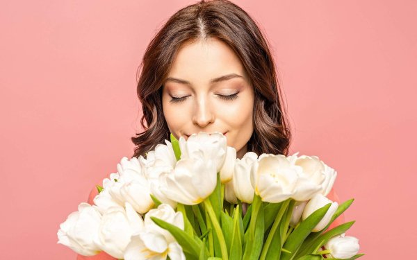 Девушка с тюльпанами
