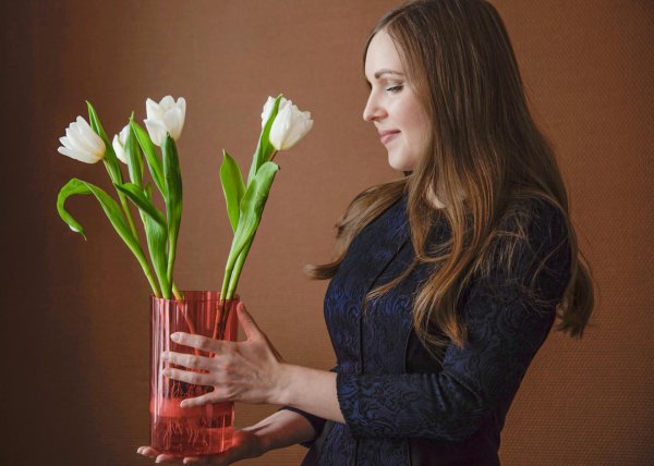 Девушка с тюльпанами