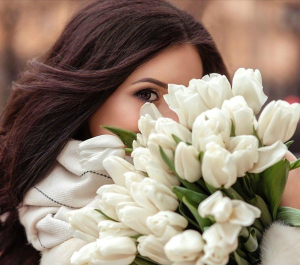 Девушка с тюльпанами