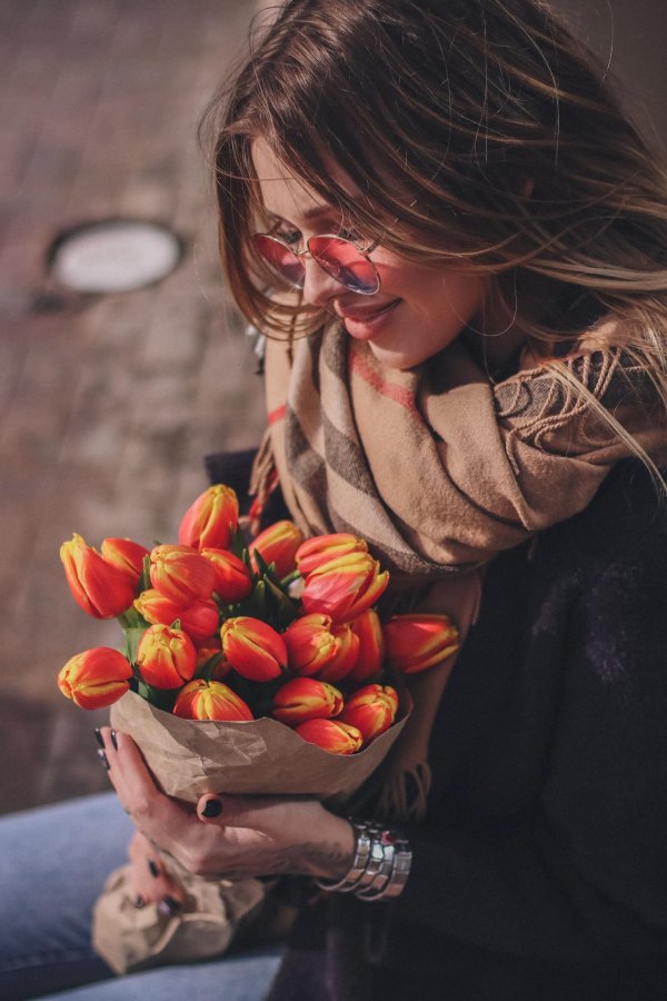 Девушка с тюльпанами