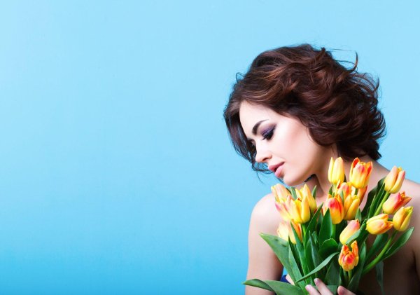 Девушка с тюльпанами