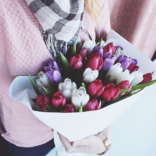 Девушка с тюльпанами