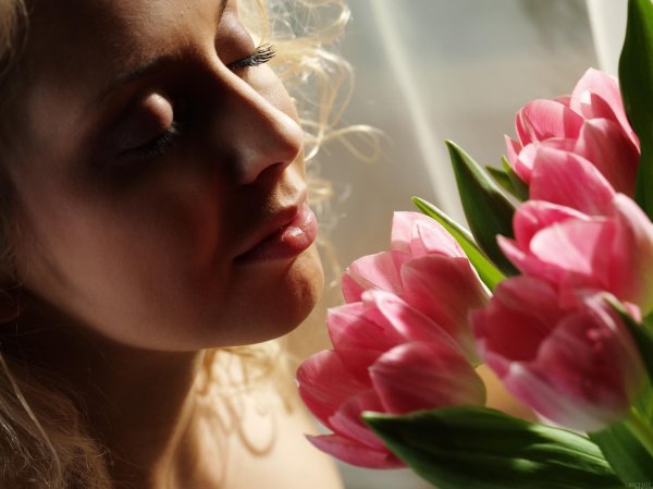 Девушка с тюльпанами